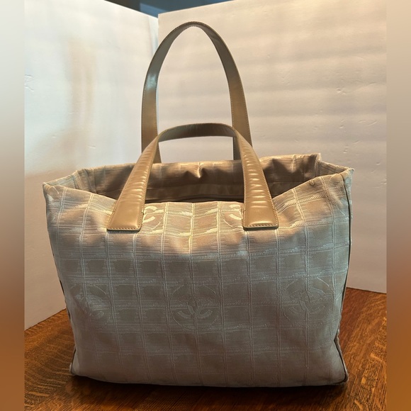 🌸Host Pick!🌸 Chanel Authentic Travel Ligne Tote Vintage Beige - Picture 2 of 15